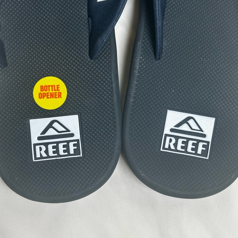 REEF Fanning Men’s Flip Flops Size 9 Navy Bottle Opener Sandals NWT Arch Support - Picture 2 of 8